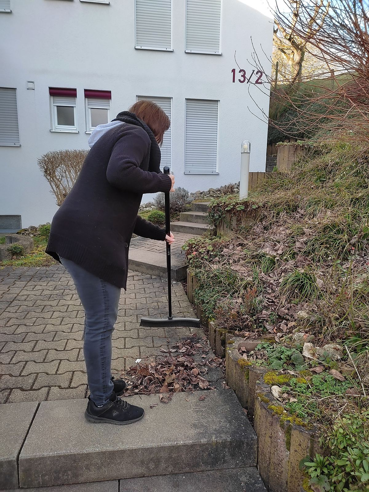 Kehrarbeiten auf einem Gehweg bei einem Einsatz von JTH Facility Service
