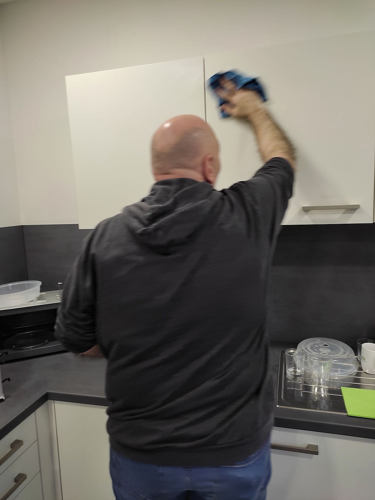 Reinigung von Küchenoberflächen bei einem Einsatz von JTH Facility Service