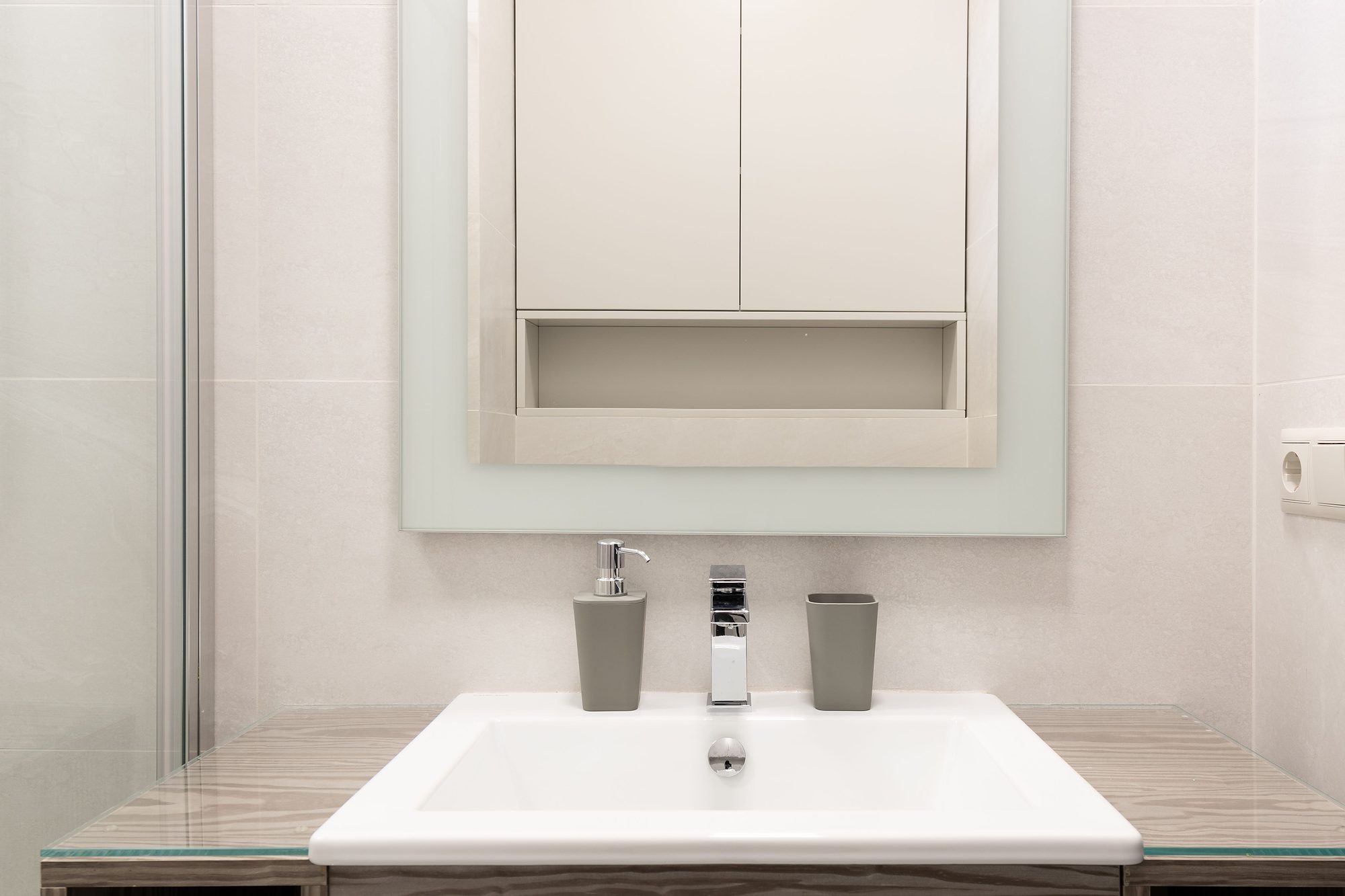 Heller Sanitärbereich mit Waschbecken und Spiegel