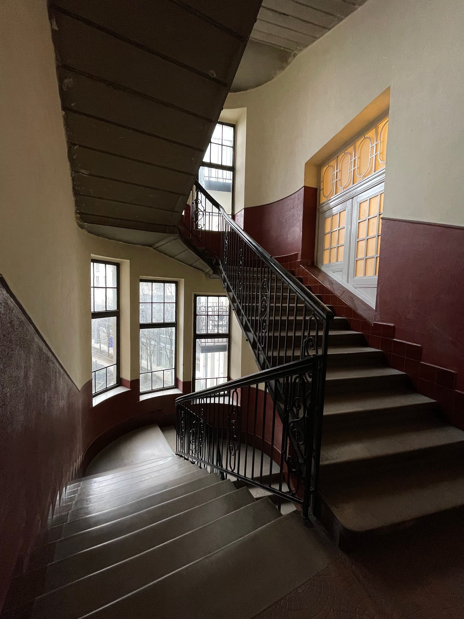 Treppenhaus mit mehreren Etagen und Geländer